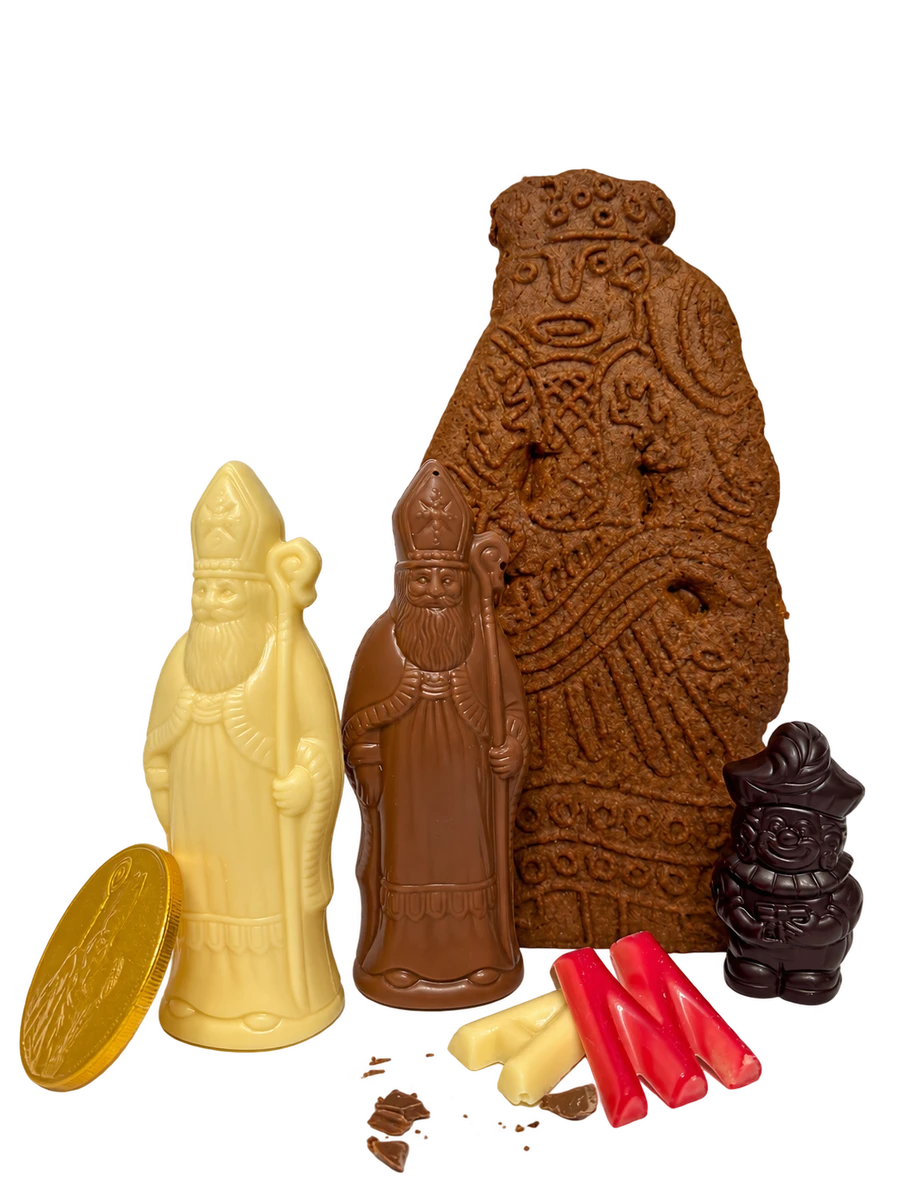 Sint pakket klein met chocoladefiguren, speculaas, sintmunt en chocoladelettertjes